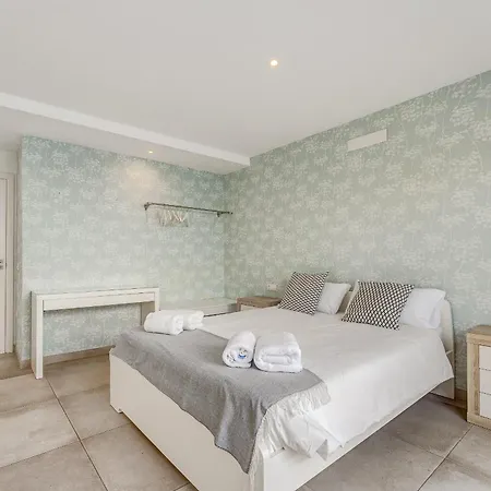 Villa Fabulous Contemporary 5 Bedroom With Private Heated Pool, Sleeps Max 13 *