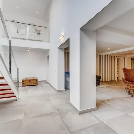 Fabulous Contemporary 5 Bedroom With Private Heated Pool, Sleeps Max 13 Villa *