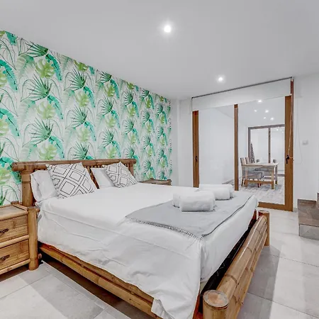 Villa Fabulous Contemporary 5 Bedroom With Private Heated Pool, Sleeps Max 13