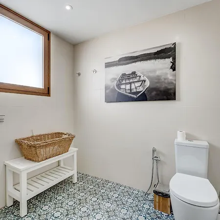 Fabulous Contemporary 5 Bedroom With Private Heated Pool, Sleeps Max 13 Villa *
