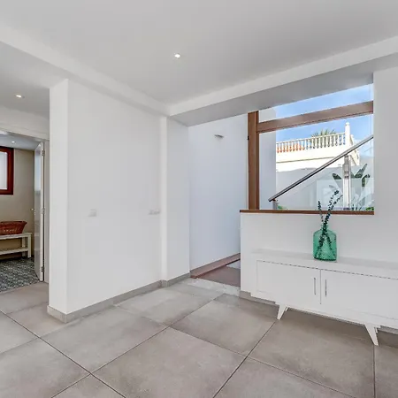 Fabulous Contemporary 5 Bedroom With Private Heated Pool, Sleeps Max 13 Villa