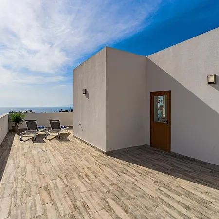 Villa Fabulous Contemporary 5 Bedroom With Private Heated Pool, Sleeps Max 13
