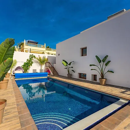 Villa Fabulous Contemporary 5 Bedroom With Private Heated Pool, Sleeps Max 13