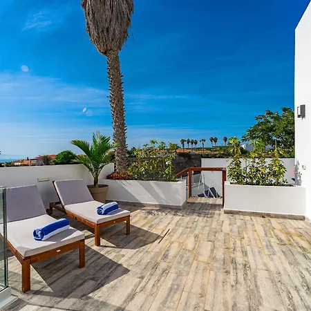 Fabulous Contemporary 5 Bedroom With Private Heated Pool, Sleeps Max 13 Villa *