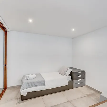 Fabulous Contemporary 5 Bedroom With Private Heated Pool, Sleeps Max 13 *