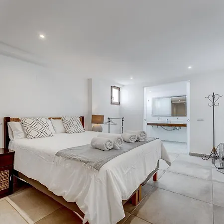 Fabulous Contemporary 5 Bedroom With Private Heated Pool, Sleeps Max 13