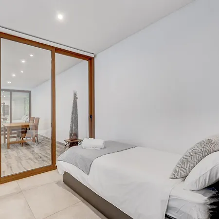 Fabulous Contemporary 5 Bedroom With Private Heated Pool, Sleeps Max 13 Villa *