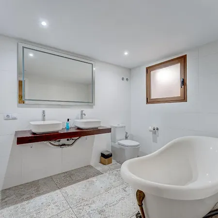 Villa Fabulous Contemporary 5 Bedroom With Private Heated Pool, Sleeps Max 13 *