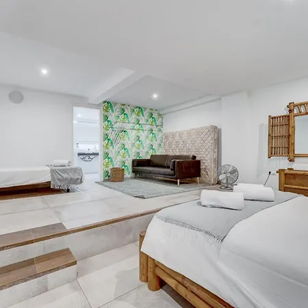 Fabulous Contemporary 5 Bedroom With Private Heated Pool, Sleeps Max 13