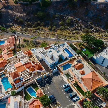 Fabulous Contemporary 5 Bedroom With Private Heated Pool, Sleeps Max 13 Vila *