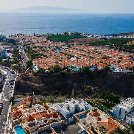 Villa Fabulous Contemporary 5 Bedroom With Private Heated Pool, Sleeps Max 13