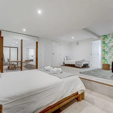 Fabulous Contemporary 5 Bedroom With Private Heated Pool, Sleeps Max 13 *