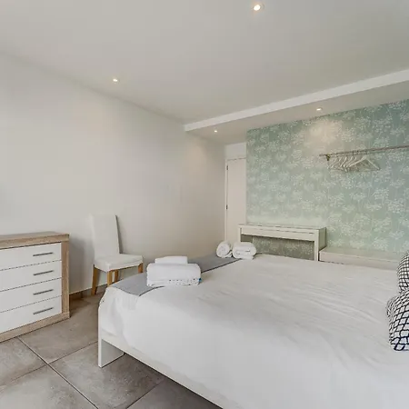 Fabulous Contemporary 5 Bedroom With Private Heated Pool, Sleeps Max 13 Vila *