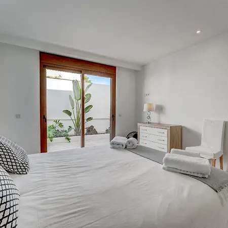 Vila Fabulous Contemporary 5 Bedroom With Private Heated Pool, Sleeps Max 13 *