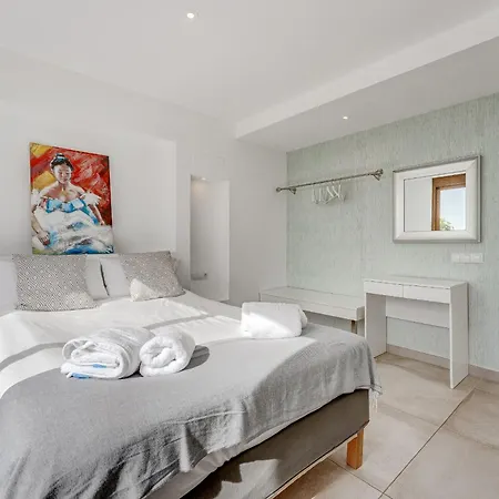 Fabulous Contemporary 5 Bedroom With Private Heated Pool, Sleeps Max 13 *