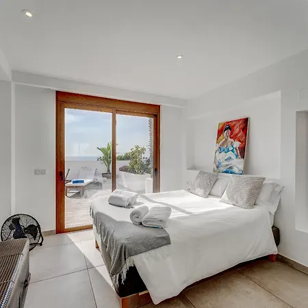 Fabulous Contemporary 5 Bedroom With Private Heated Pool, Sleeps Max 13 Vila Callao Salvaje