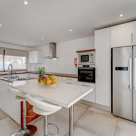 Fabulous Contemporary 5 Bedroom With Private Heated Pool, Sleeps Max 13 Villa