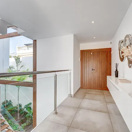 Fabulous Contemporary 5 Bedroom With Private Heated Pool, Sleeps Max 13 *