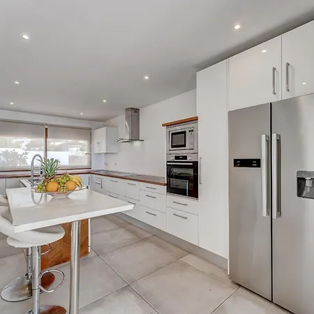 Fabulous Contemporary 5 Bedroom With Private Heated Pool, Sleeps Max 13 Villa *