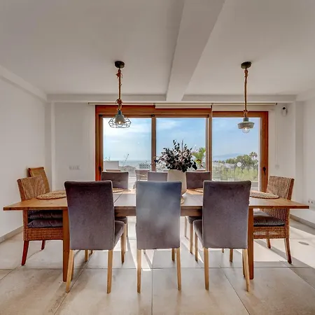 Fabulous Contemporary 5 Bedroom With Private Heated Pool, Sleeps Max 13 Callao Salvaje