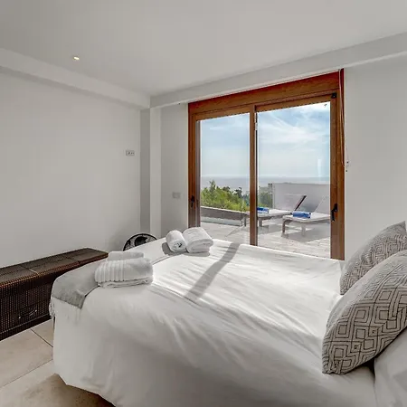 Fabulous Contemporary 5 Bedroom With Private Heated Pool, Sleeps Max 13 *