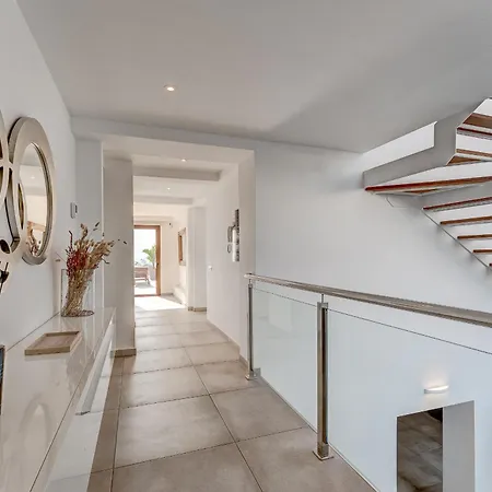 Fabulous Contemporary 5 Bedroom With Private Heated Pool, Sleeps Max 13