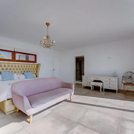 Fabulous Contemporary 5 Bedroom With Private Heated Pool, Sleeps Max 13 * Callao Salvaje