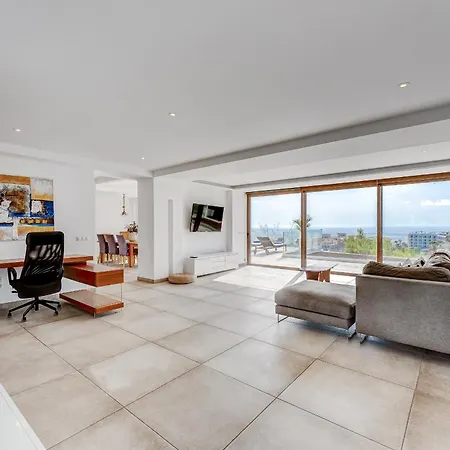 Vila Fabulous Contemporary 5 Bedroom With Private Heated Pool, Sleeps Max 13