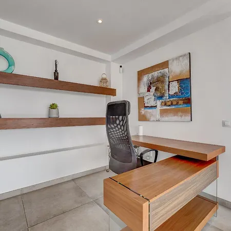 Vila Fabulous Contemporary 5 Bedroom With Private Heated Pool, Sleeps Max 13 *