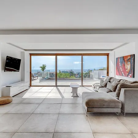 Fabulous Contemporary 5 Bedroom With Private Heated Pool, Sleeps Max 13 *