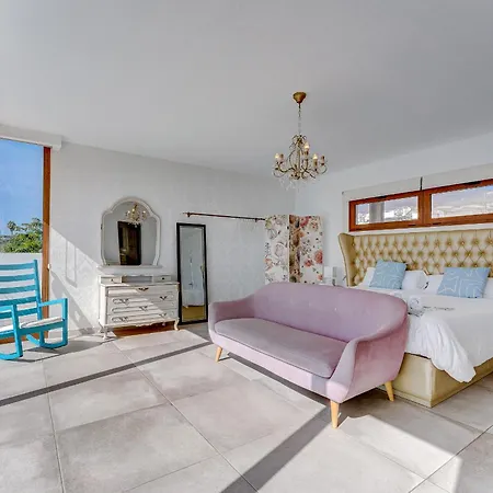 Fabulous Contemporary 5 Bedroom With Private Heated Pool, Sleeps Max 13 *