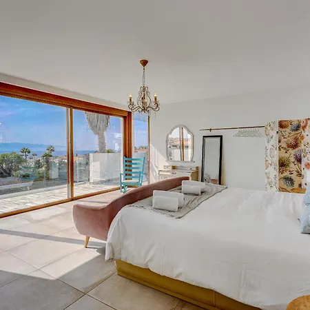 Fabulous Contemporary 5 Bedroom With Private Heated Pool, Sleeps Max 13