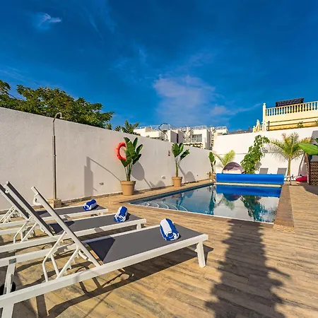 Fabulous Contemporary 5 Bedroom With Private Heated Pool, Sleeps Max 13 Vila *