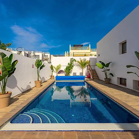 Villa Fabulous Contemporary 5 Bedroom With Private Heated Pool, Sleeps Max 13