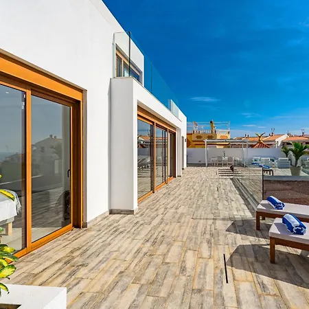 Fabulous Contemporary 5 Bedroom With Private Heated Pool, Sleeps Max 13 Villa
