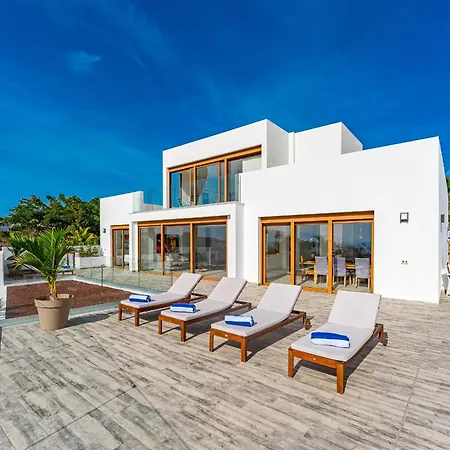 Villa Fabulous Contemporary 5 Bedroom With Private Heated Pool, Sleeps Max 13