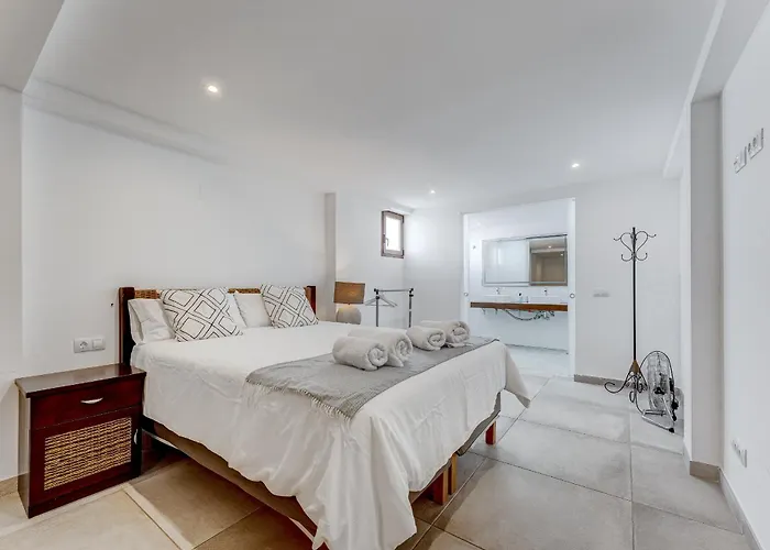 Fabulous Contemporary 5 Bedroom With Private Heated Pool, Sleeps Max 13