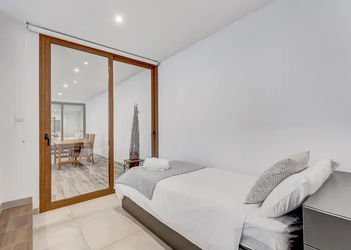 Fabulous Contemporary 5 Bedroom With Private Heated Pool, Sleeps Max 13 فيلة *