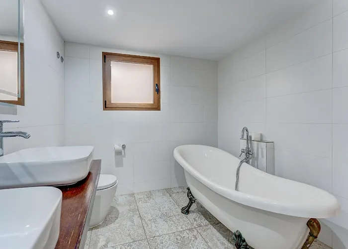 Fabulous Contemporary 5 Bedroom With Private Heated Pool, Sleeps Max 13 كالاو سالفاجي