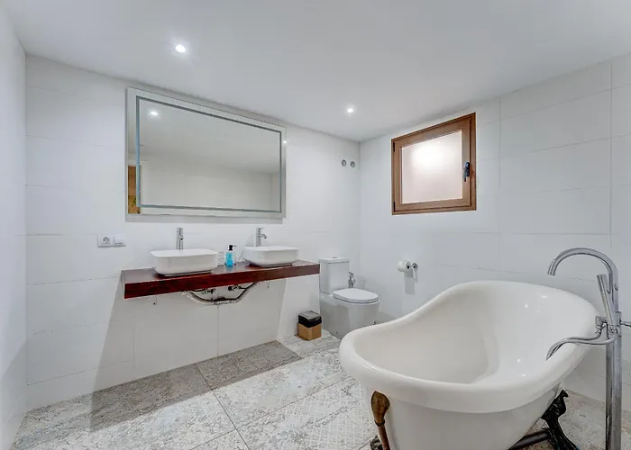 فيلة Fabulous Contemporary 5 Bedroom With Private Heated Pool, Sleeps Max 13 *