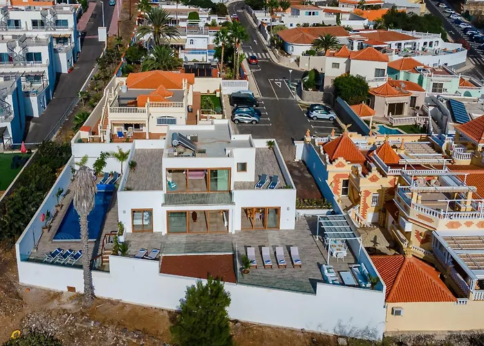 Fabulous Contemporary 5 Bedroom With Private Heated Pool, Sleeps Max 13 فيلة كالاو سالفاجي