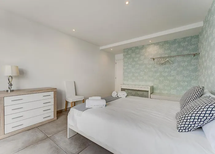 Fabulous Contemporary 5 Bedroom With Private Heated Pool, Sleeps Max 13 Villa *