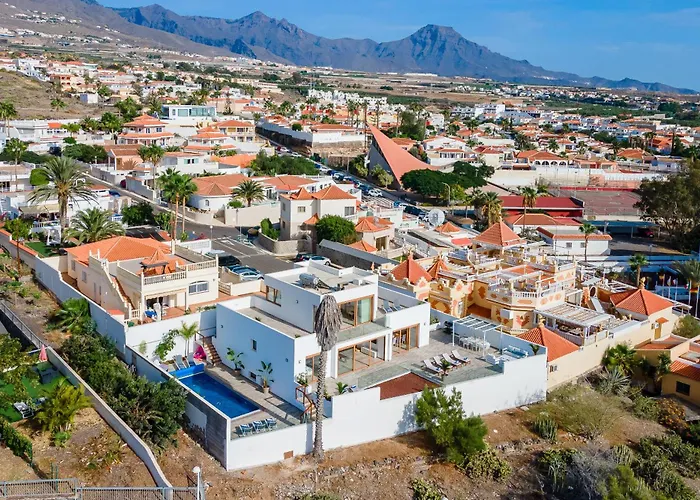 Fabulous Contemporary 5 Bedroom With Private Heated Pool, Sleeps Max 13 * كالاو سالفاجي