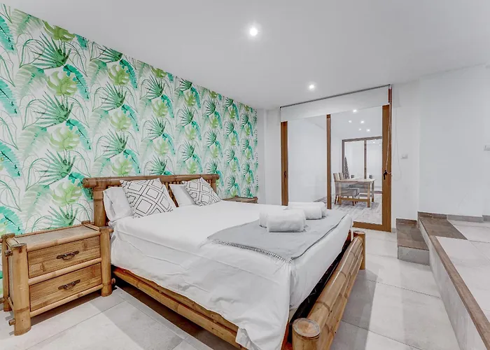 Villa Fabulous Contemporary 5 Bedroom With Private Heated Pool, Sleeps Max 13