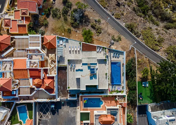 Fabulous Contemporary 5 Bedroom With Private Heated Pool, Sleeps Max 13 Villa *