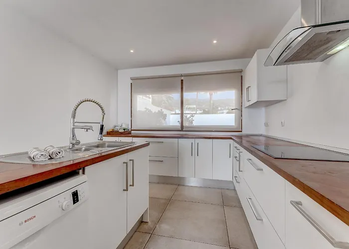 Fabulous Contemporary 5 Bedroom With Private Heated Pool, Sleeps Max 13 * Callao Salvaje