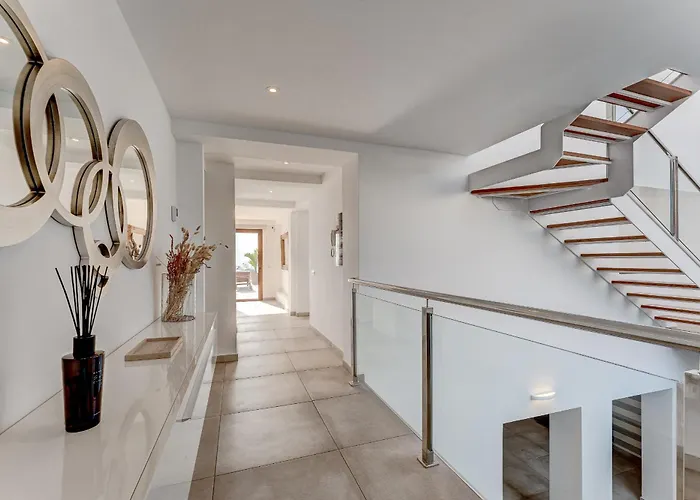 Fabulous Contemporary 5 Bedroom With Private Heated Pool, Sleeps Max 13