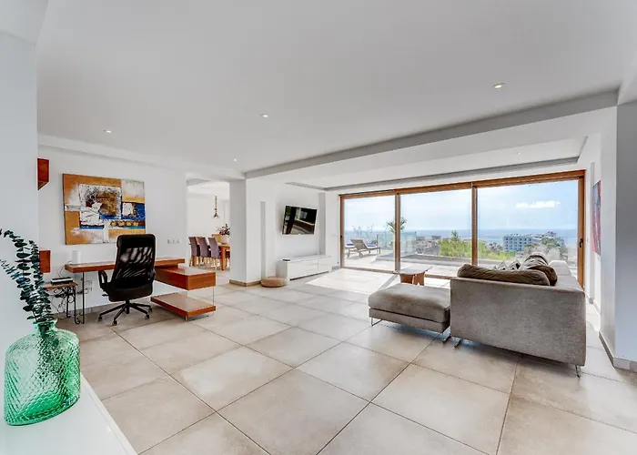 Villa Fabulous Contemporary 5 Bedroom With Private Heated Pool, Sleeps Max 13