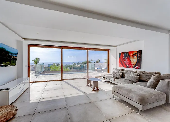 Fabulous Contemporary 5 Bedroom With Private Heated Pool, Sleeps Max 13 فيلة كالاو سالفاجي