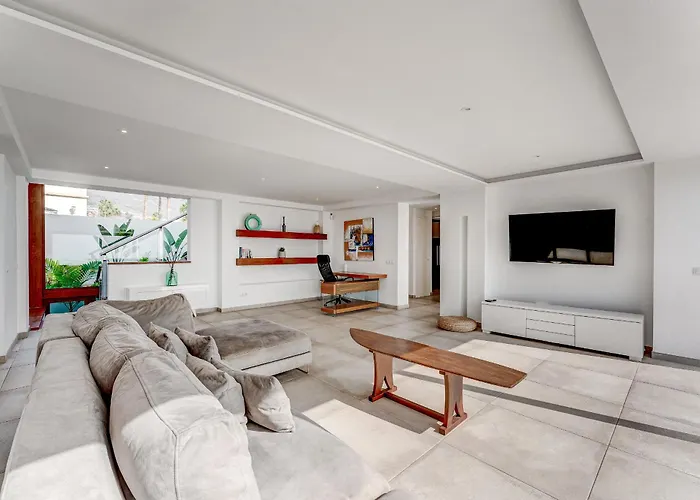 Fabulous Contemporary 5 Bedroom With Private Heated Pool, Sleeps Max 13 * Callao Salvaje